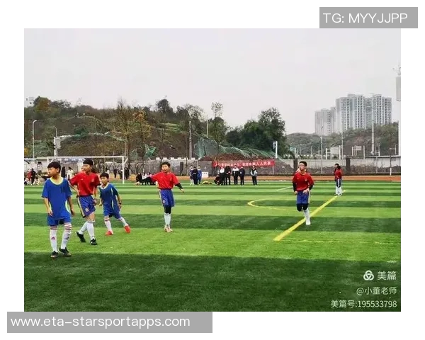 描绘校园足球场的美丽风景与青春活力的完美结合